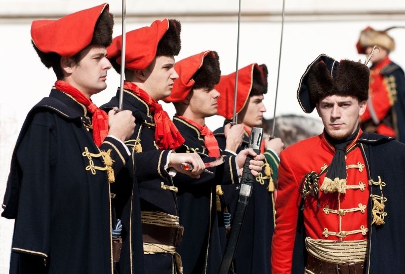 Kravat pukovnija (ou O Regimento Gravata numa tradução literal) é a guarda de honra da Croácia e seus uniformes são réplicas dos utilizados na Guerra dos Trinta Anos