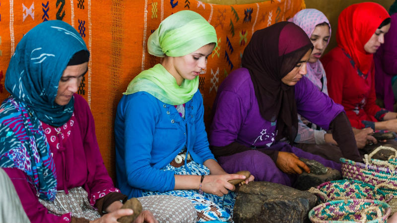 Mulheres marroquinas usando hijabs (um tipo de véu islâmico) coloridos. Mulheres usando Hijabs