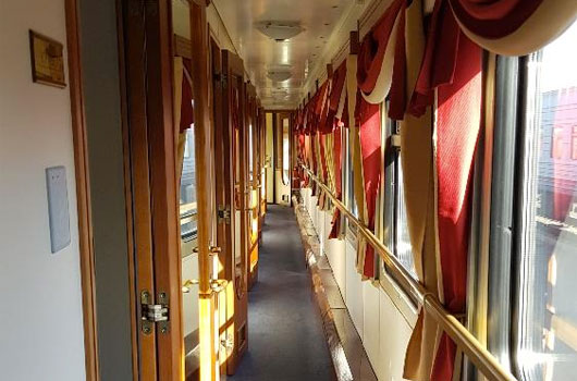 Corredor da Cabine Silver do Expresso Transiberiano