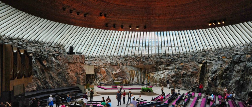 Interior da Igreja de Temppeliaukio, em Helsinque, Finlândia