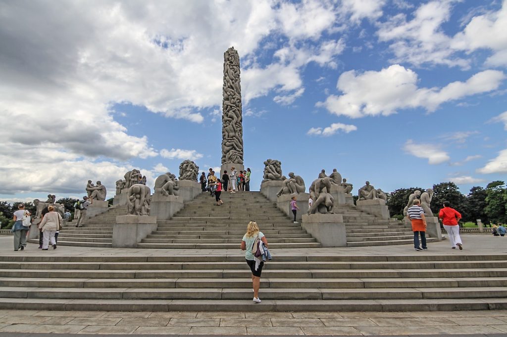 Escultura "Monólito" no Parque Vigeland, em Oslo, Noruega
