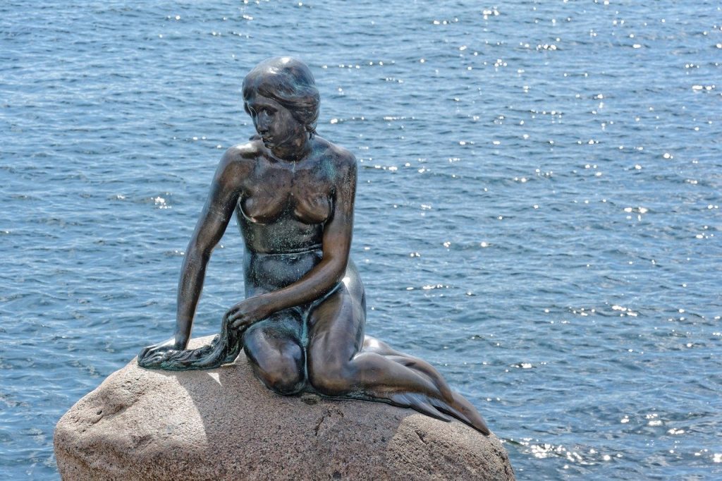 Estátua da Pequena Sereia, em Copenhague, Dinamarca
