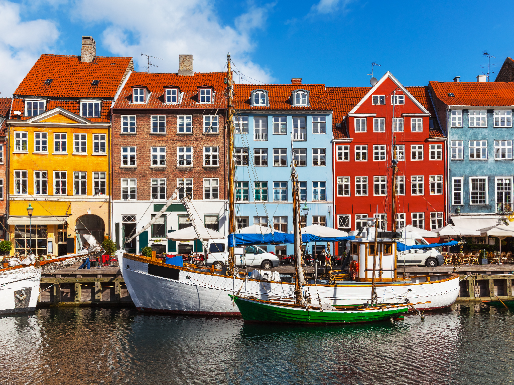 Click to enlarge image Canais idlicos de Nyhavn com os seus prdios coloridos em Copenhague.jpg