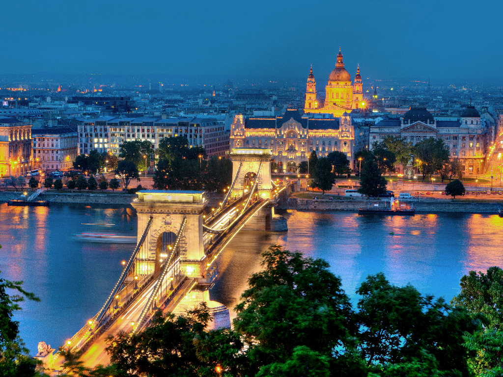 Click to enlarge image Ponte das Correntes que separa Buda de Peste em Budapeste.jpg