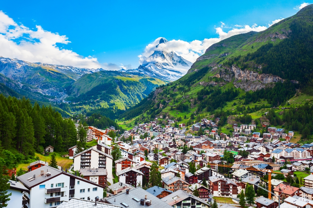 Click to enlarge image Cidade de Zermatt rodeada pelas montanhas dos Alpes Suos.jpg